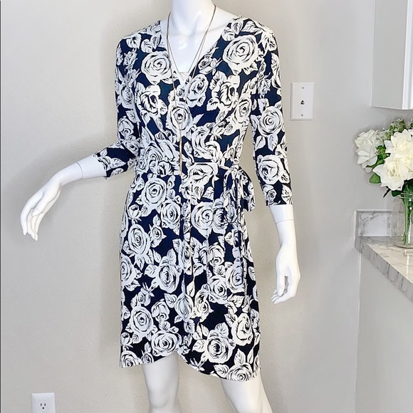BEAUTIFUL BLACK & WHITE FLORAL WRAP DRESS! - Picture 1 of 6